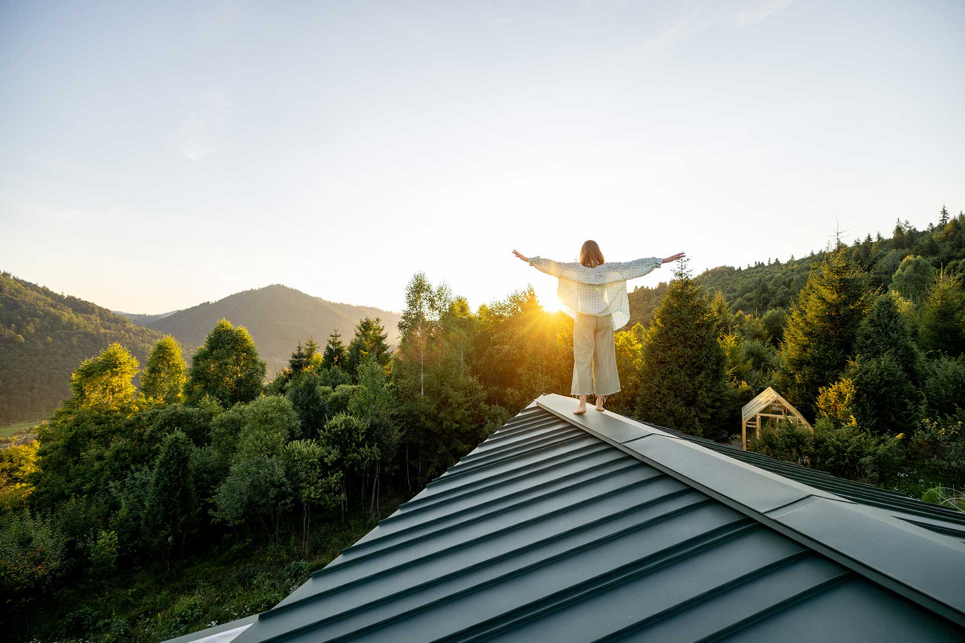 sunrise-reflection-on-mountain-rooftop-7H9JETY.jpg